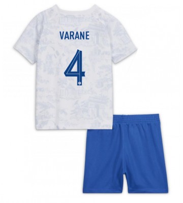 Frankrike Raphael Varane #4 Bortedraktsett Barn VM 2022 Kortermet (+ Korte bukser)